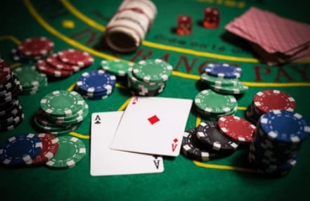 Pengguna dewasa membaca informasi hadiah mobile